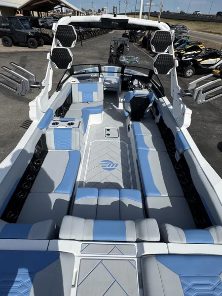 2025 Malibu 26 LSV