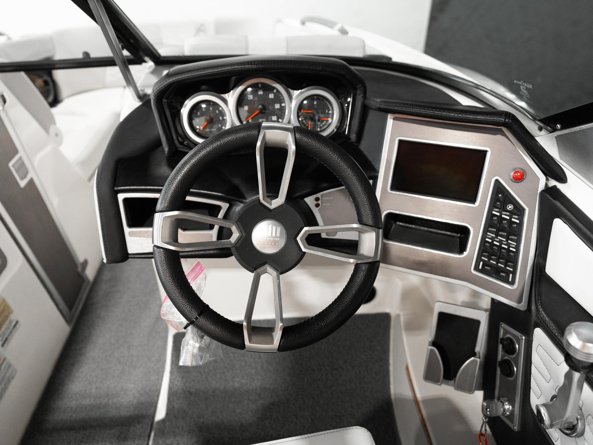 2021 Mastercraft X22 &#8211; White / Black Flake