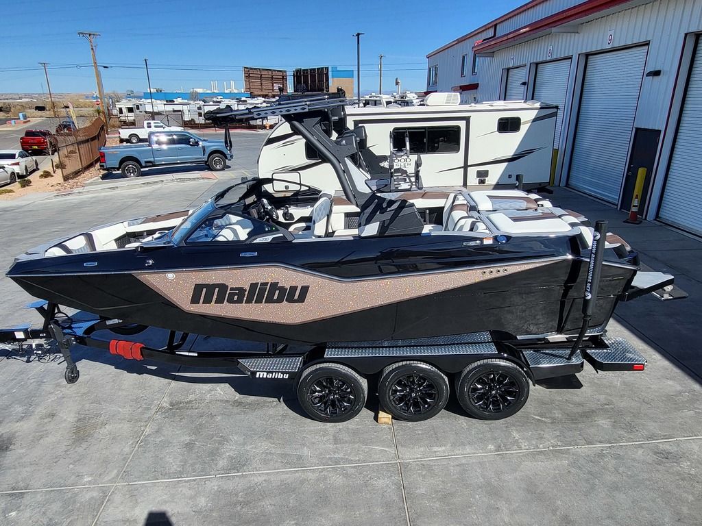 2025 Malibu Boats M230 Icon