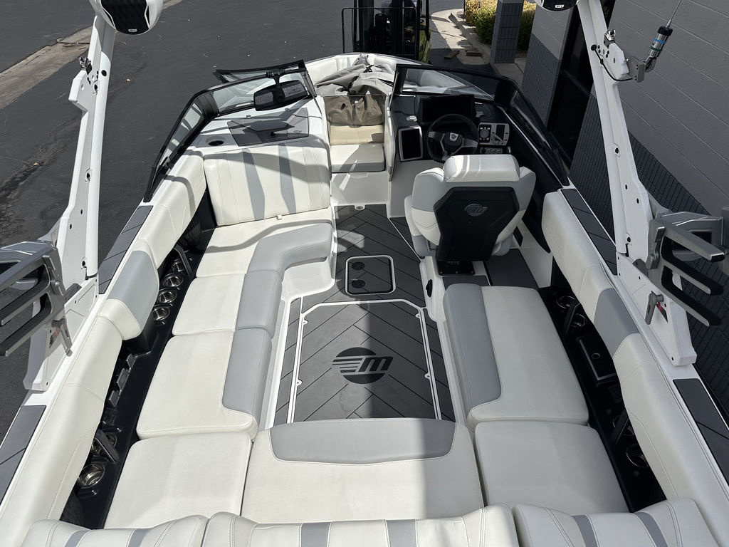 2023 Malibu 22 LSV