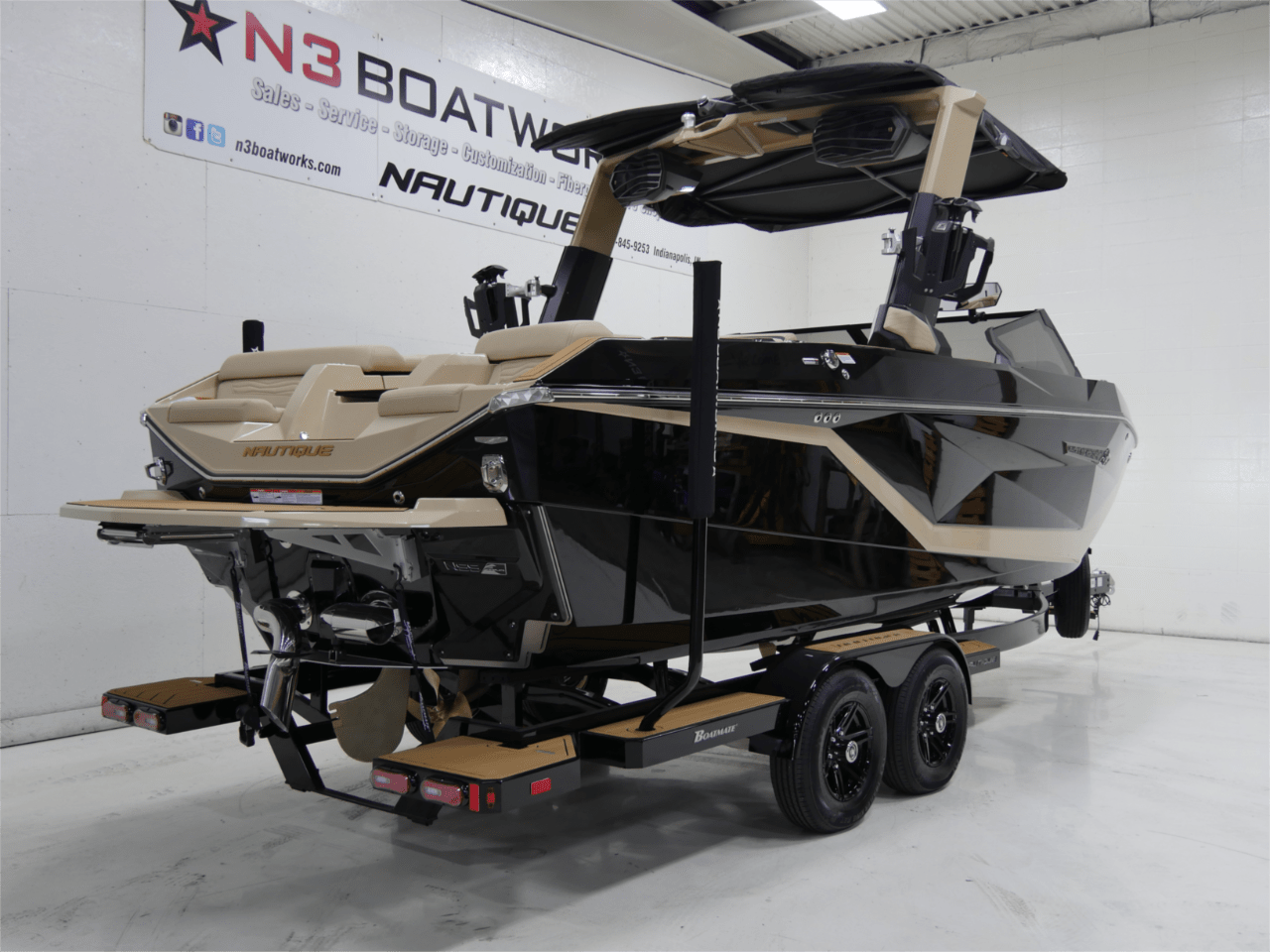 2025 Nautique G23 – Jet Black/Sahara Sand