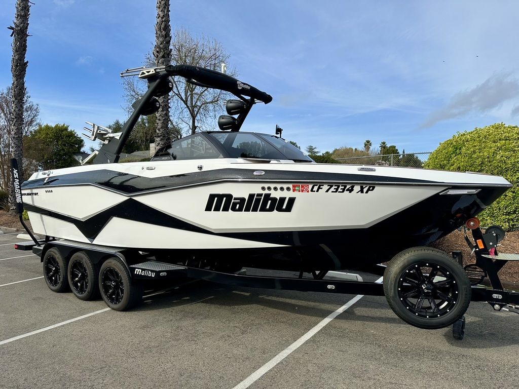 2022 Malibu Boats 25 LSV