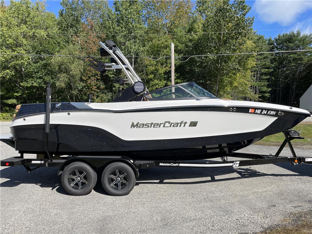 2022 MasterCraft XT22 - Like new
