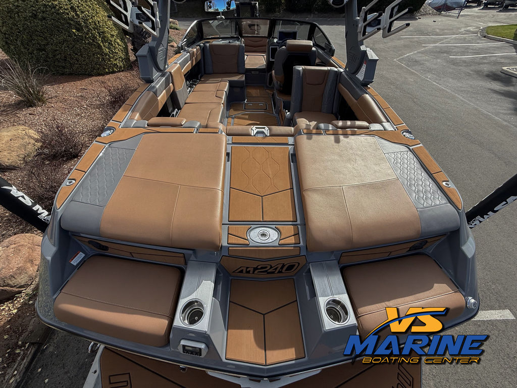 2021 Malibu Boats M240