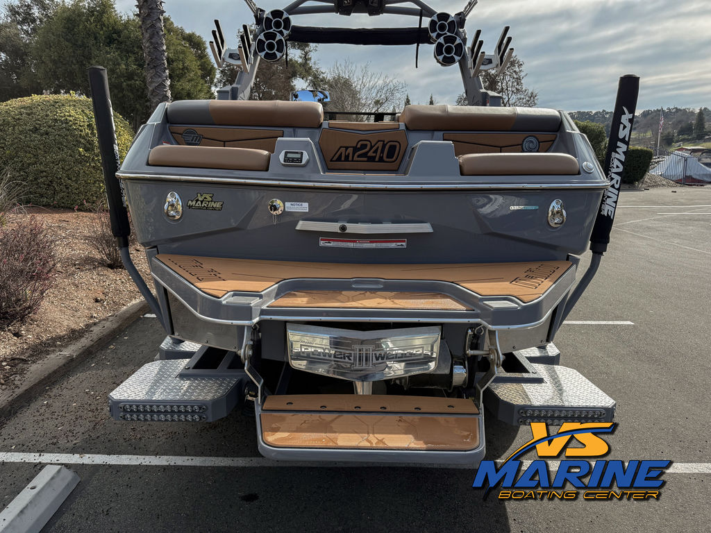 2021 Malibu Boats M240