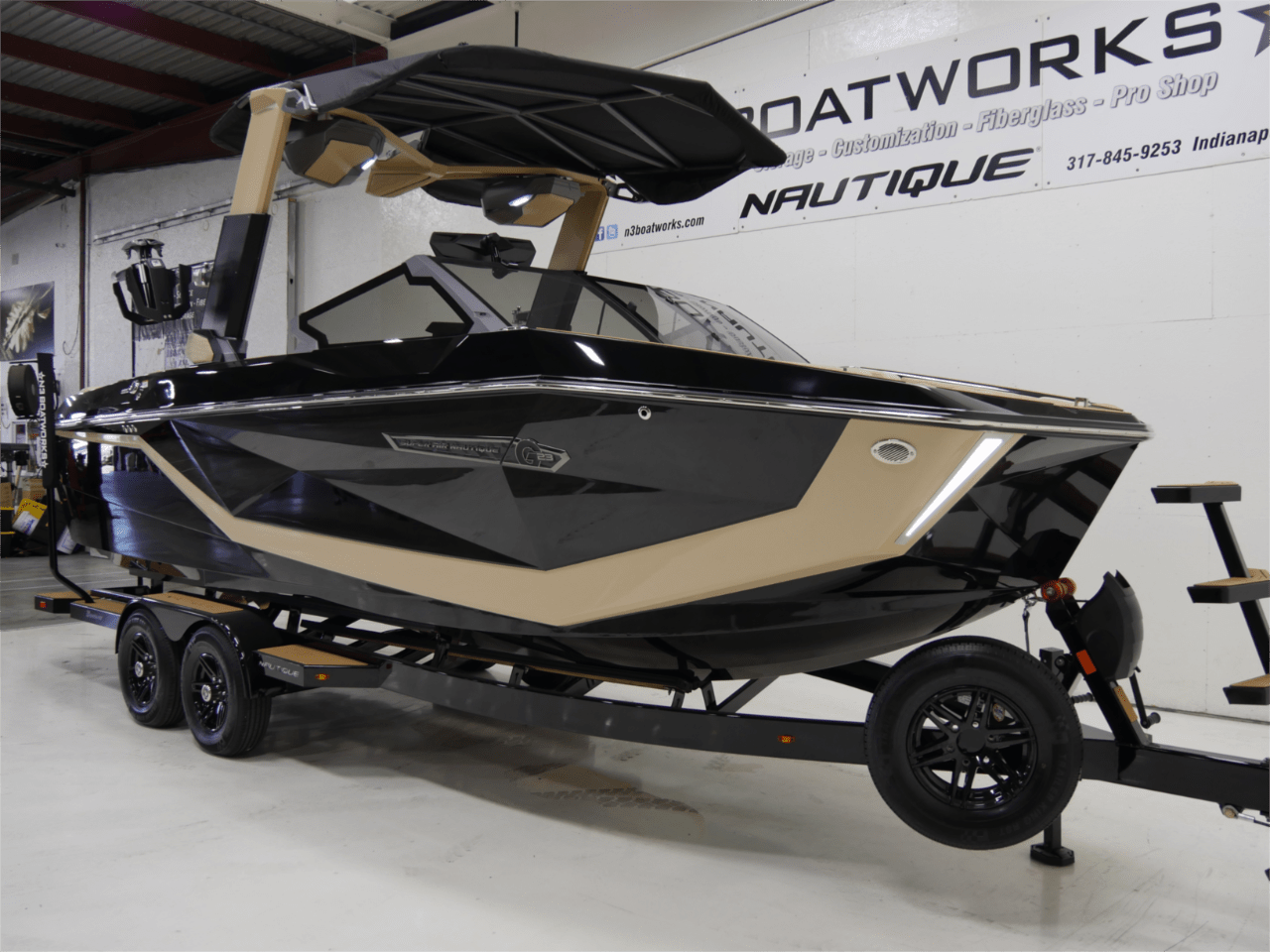 2025 Nautique G23 – Jet Black/Sahara Sand