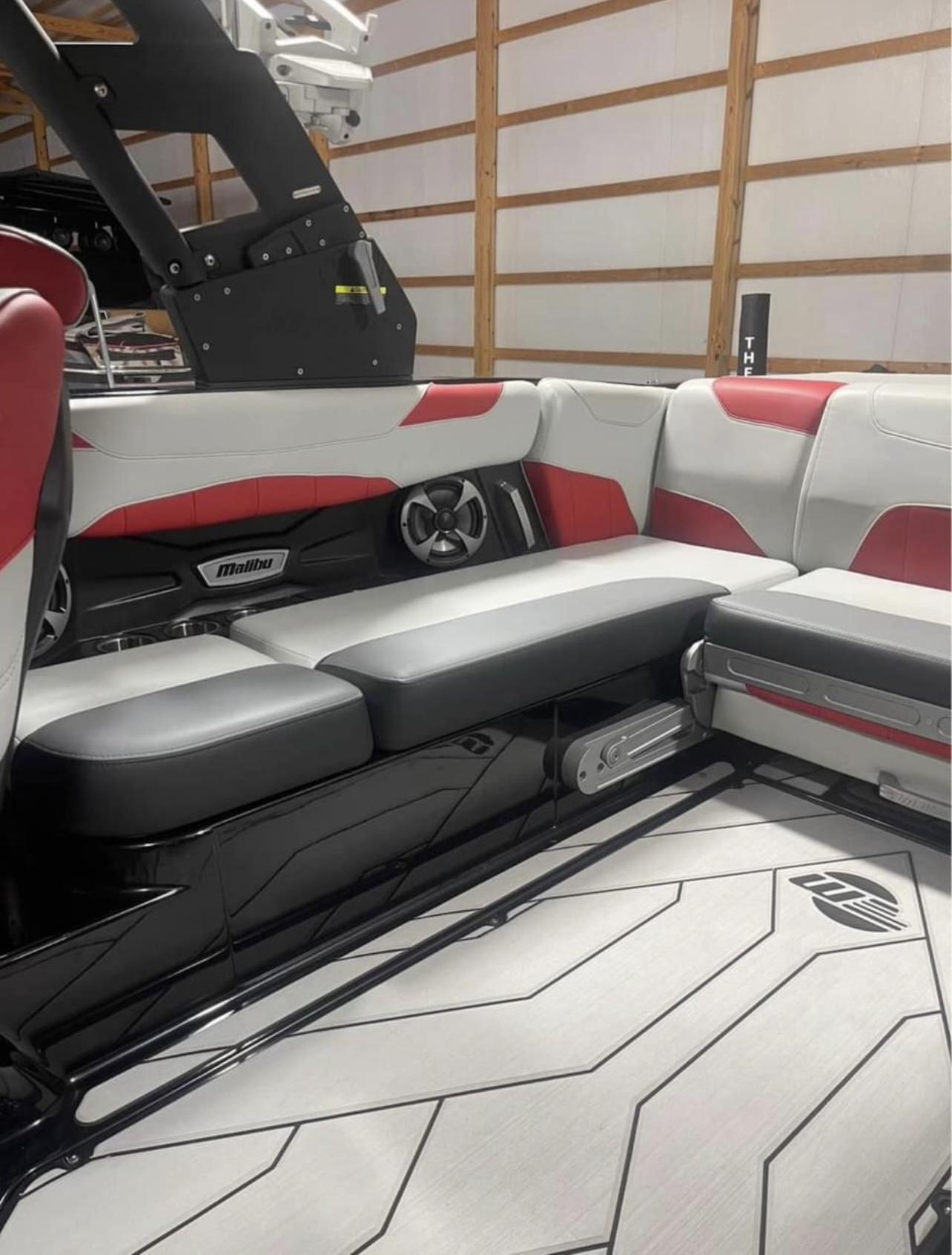 2020 Malibu 23LSV LOW HOURS