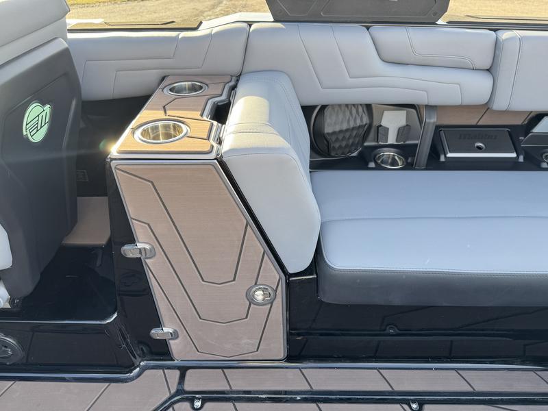 2025 Malibu 25 LSV