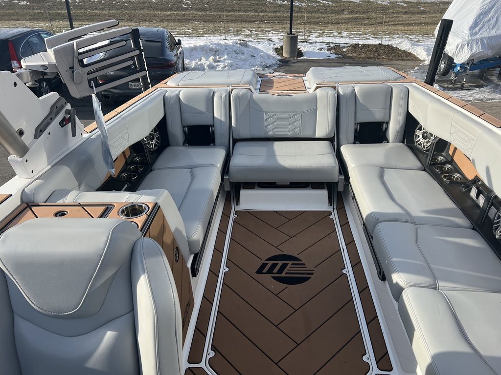 2022 Malibu Boats 25 LSV