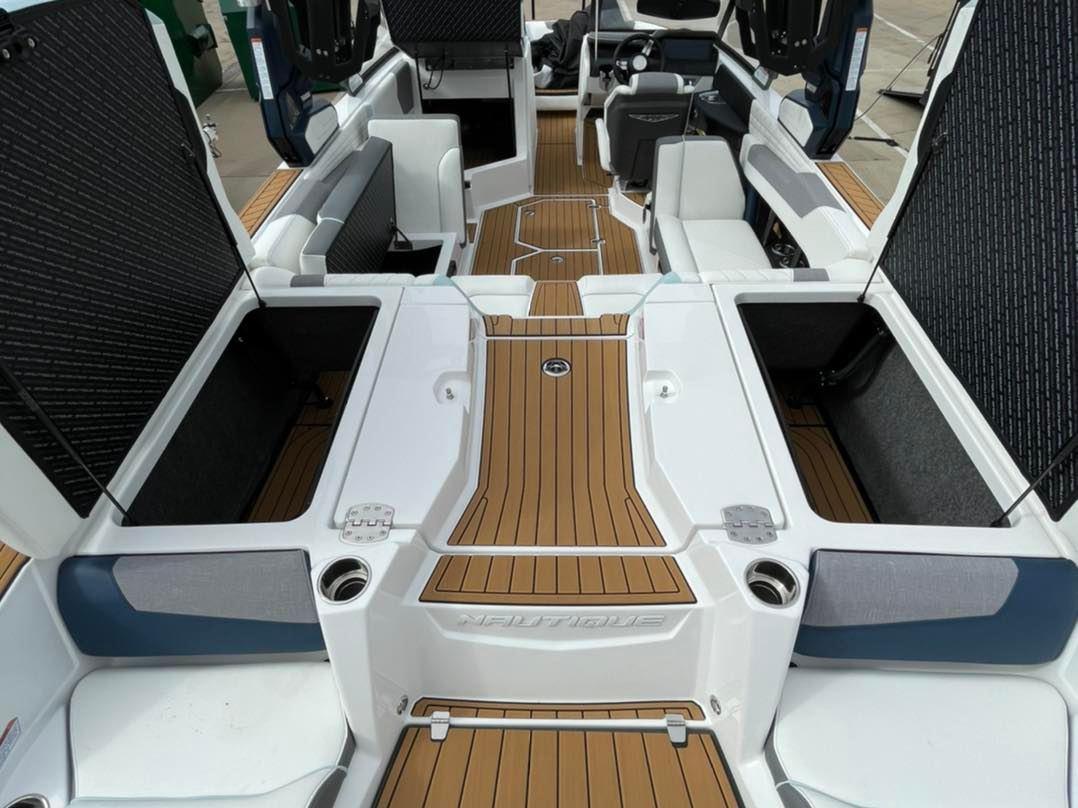 2022 Nautique G23 -55 hours,Thruster!, Original owner