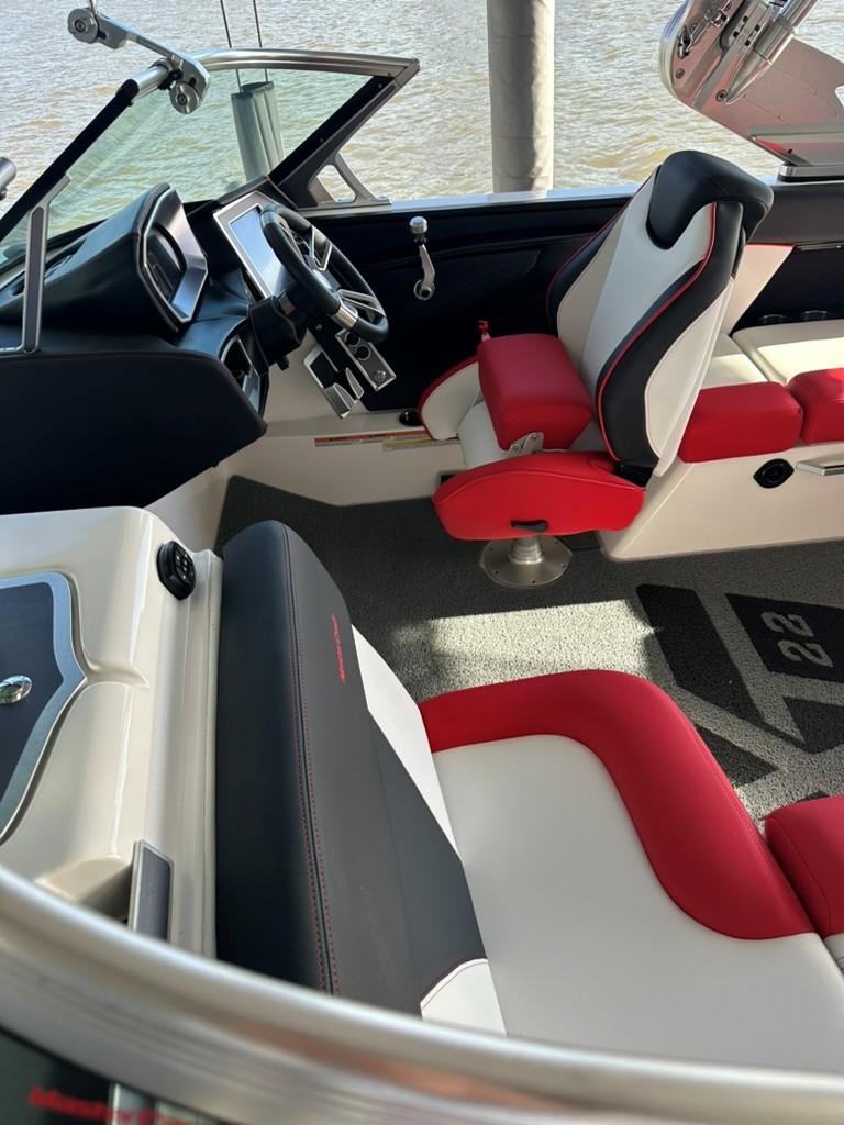 2021 MasterCraft XT22 – LOADED!