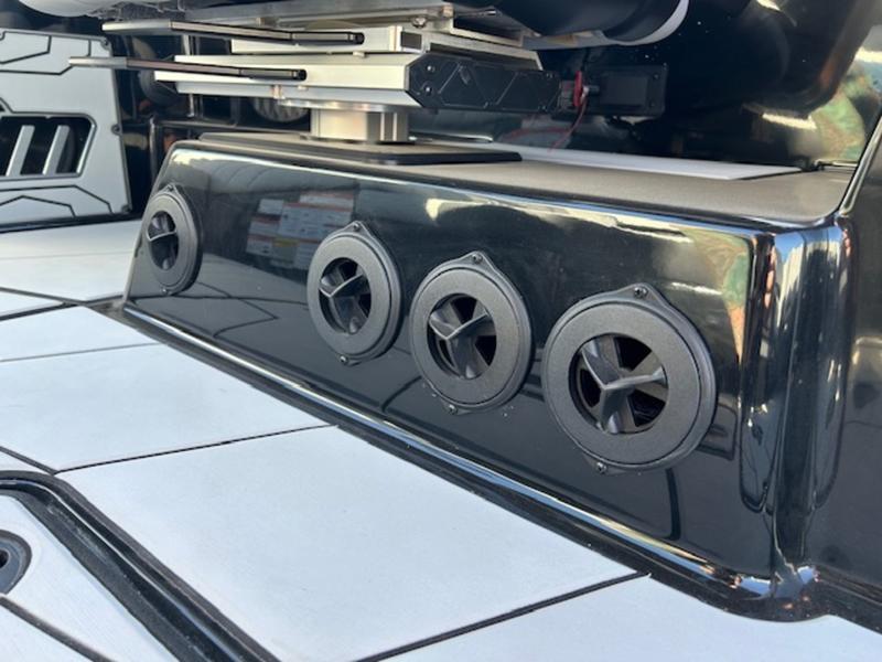 2025 Malibu 25 LSV