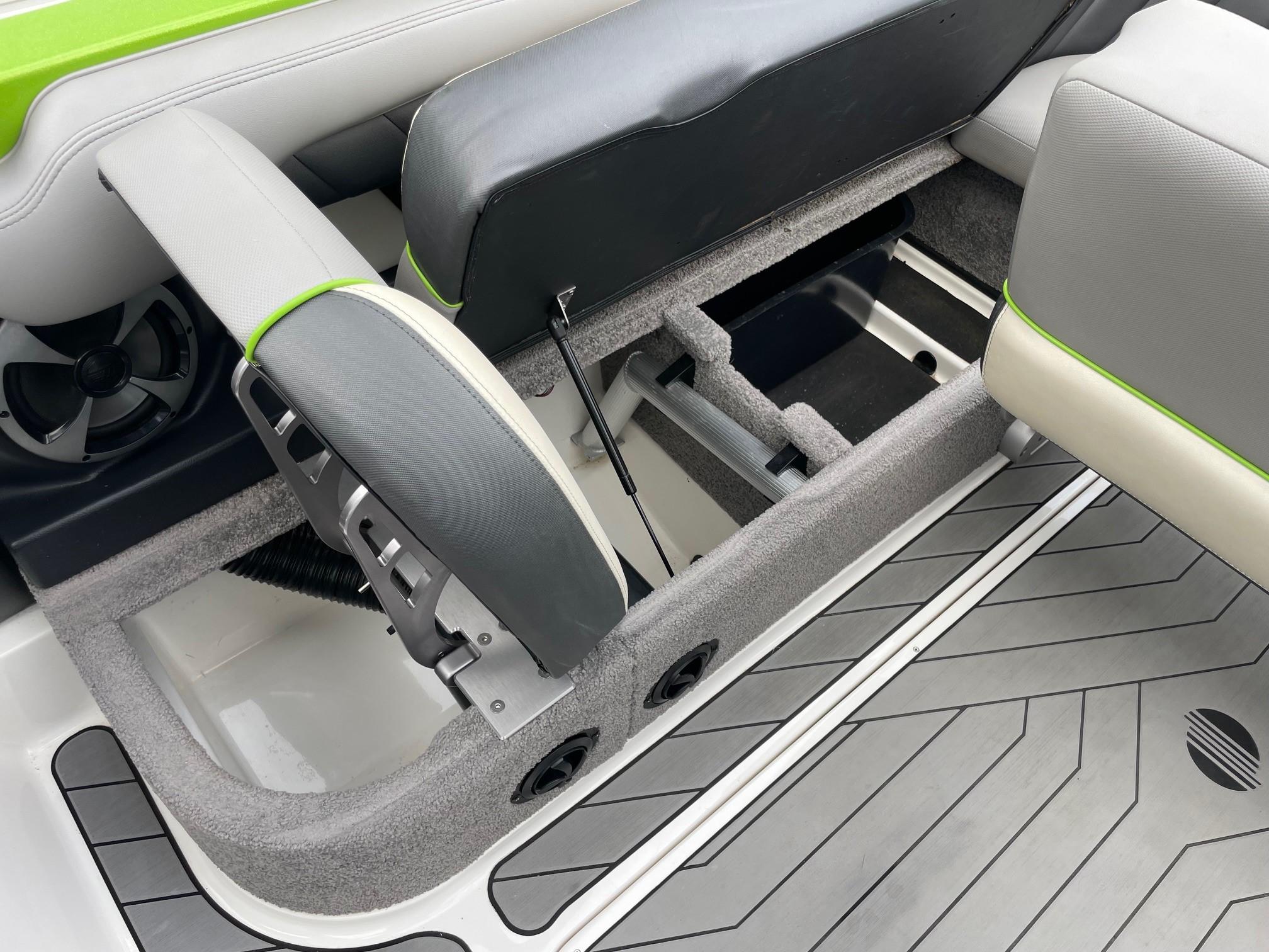 2018 Malibu 25LSV Brochure Boat