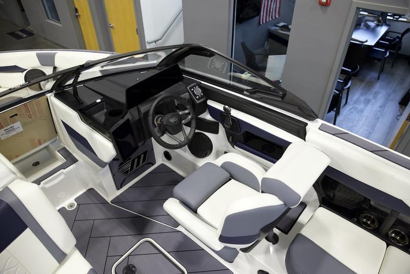 2025 Malibu 23 LSV