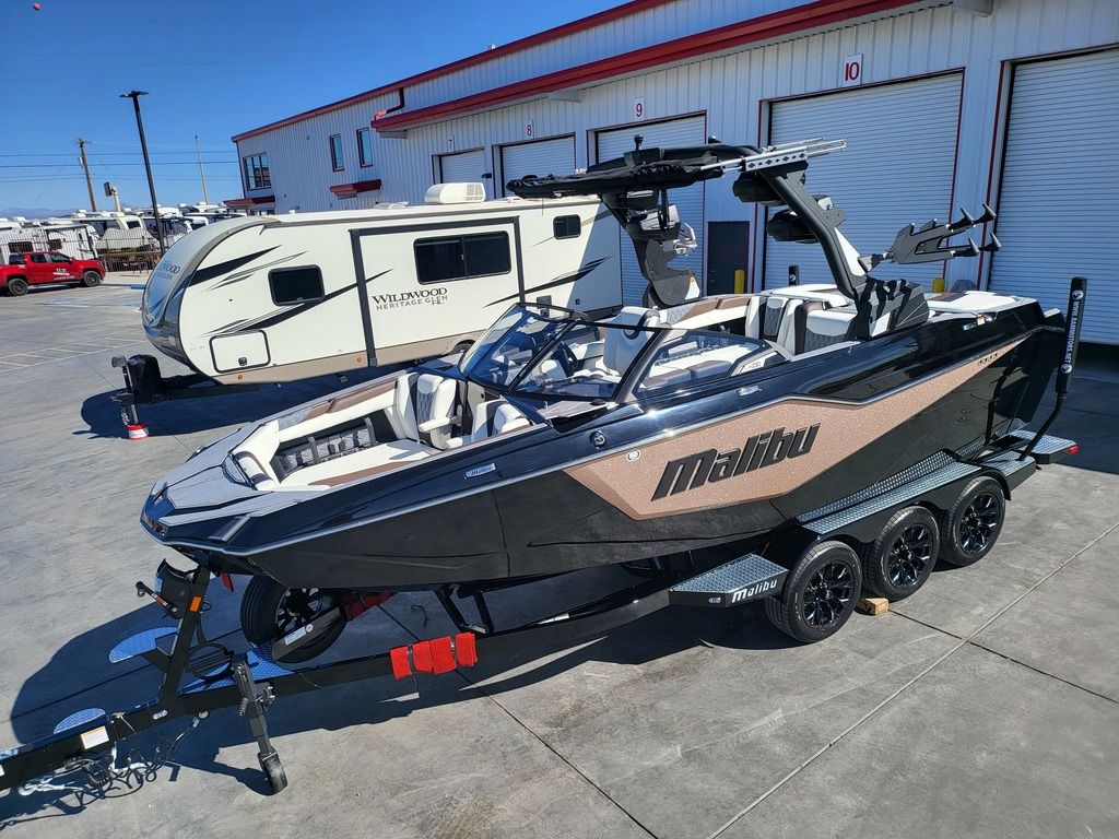 2025 Malibu Boats M230 Icon