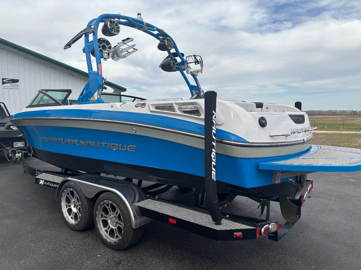 2011 Nautique Super Air 230