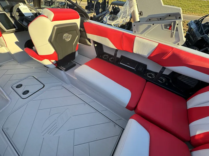New 2024 Malibu 22 LSV