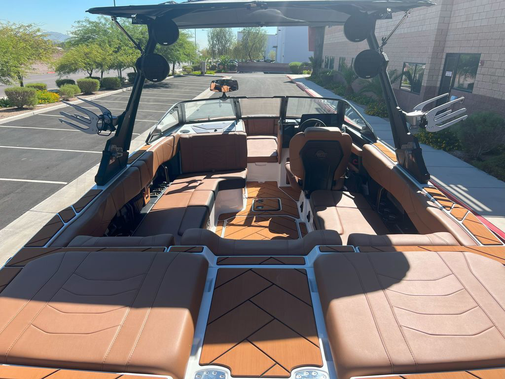 2025 Malibu 23 LSV