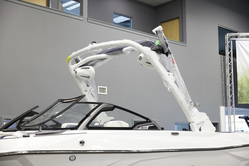 2025 Malibu 23 LSV