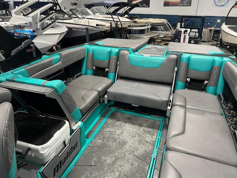 2021 Malibu Boats M240
