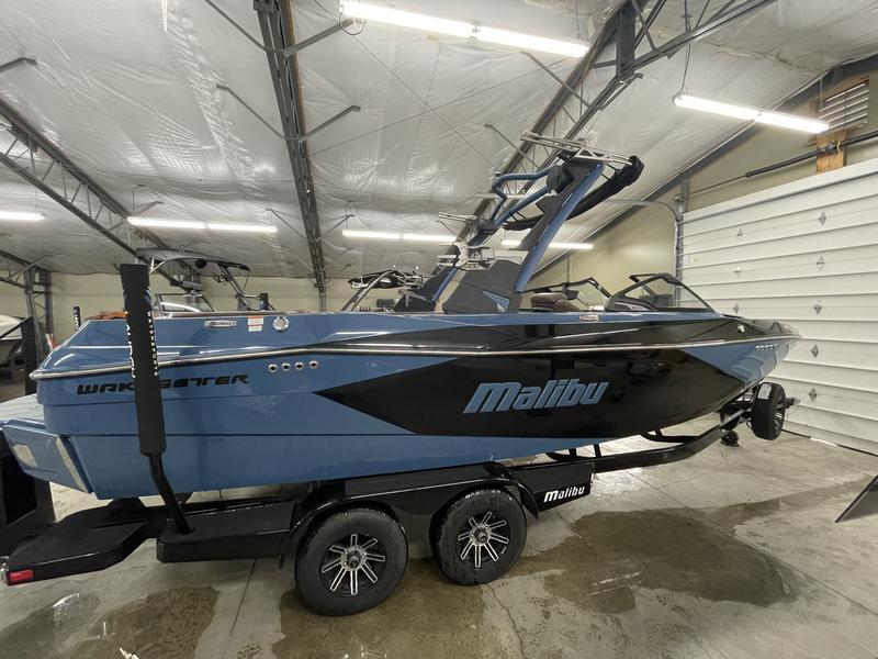 2024 Malibu 23 LSV