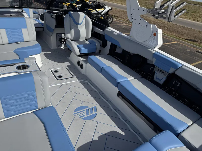 2025 Malibu 26 LSV