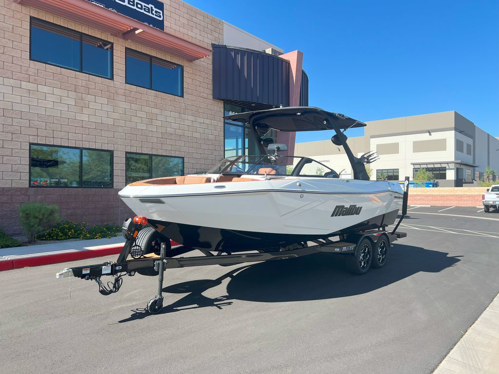 2025 Malibu 23 LSV