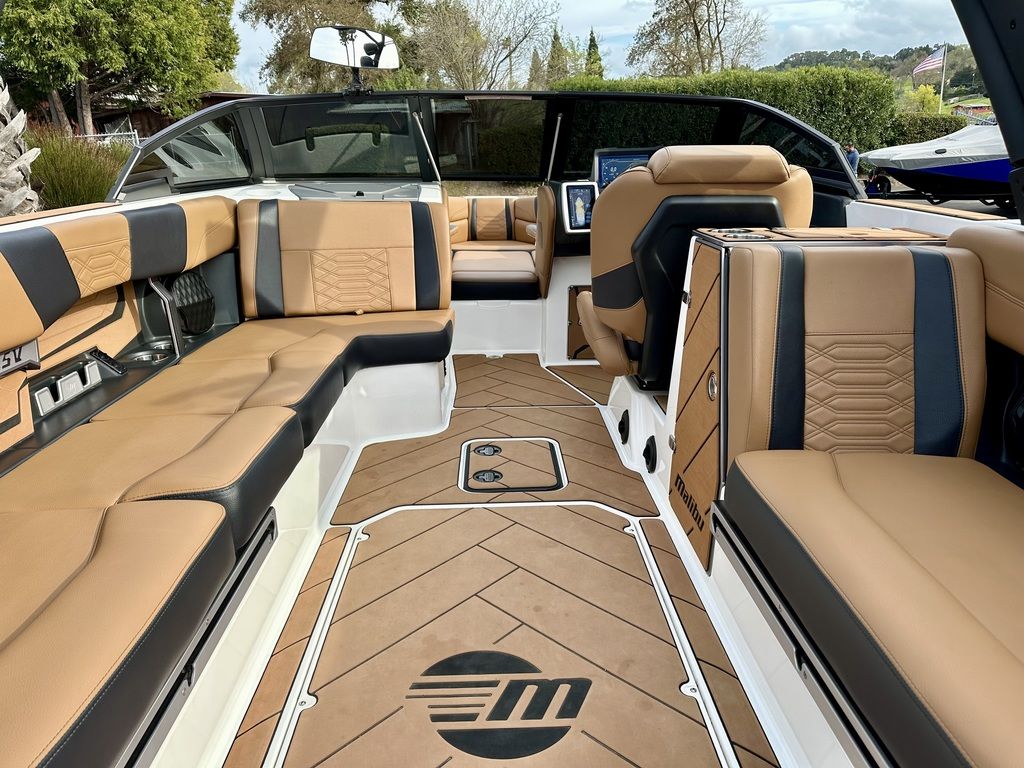 2022 Malibu Boats 25 LSV