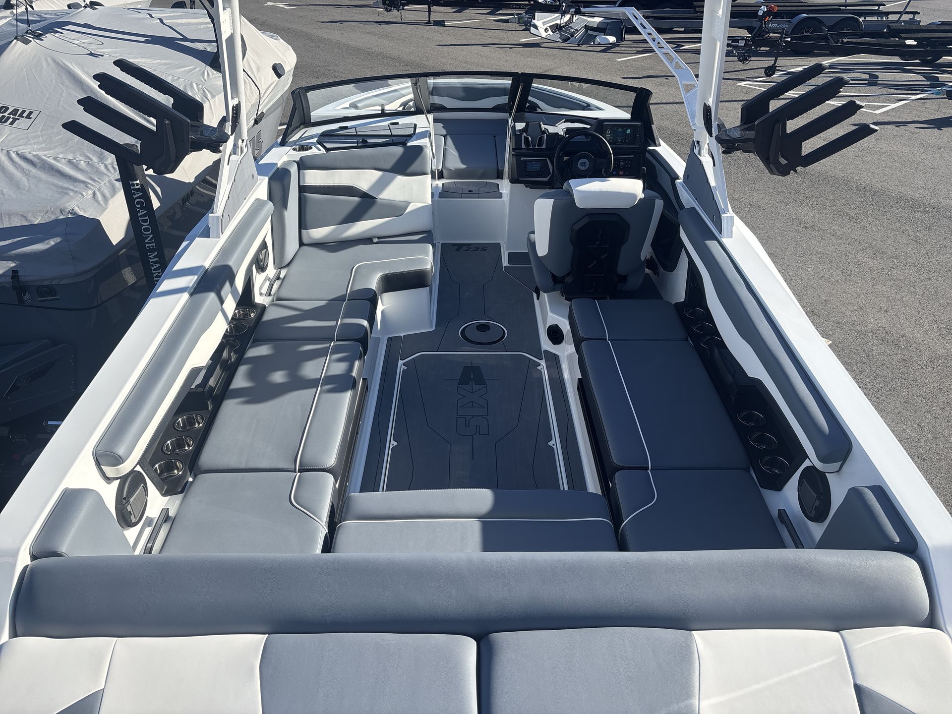 2025 Axis T235 Icon