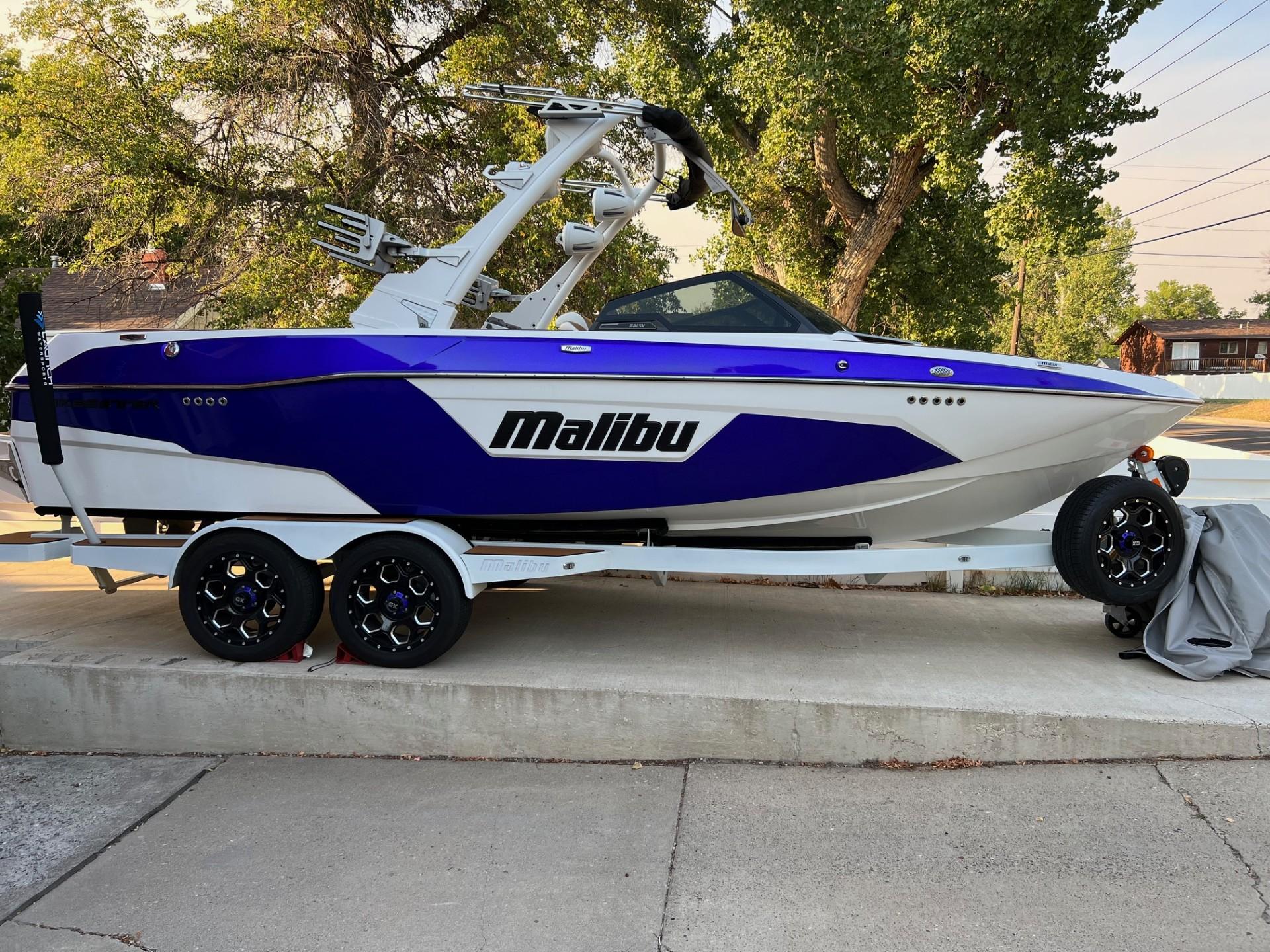 2022 Malibu 23 LSV