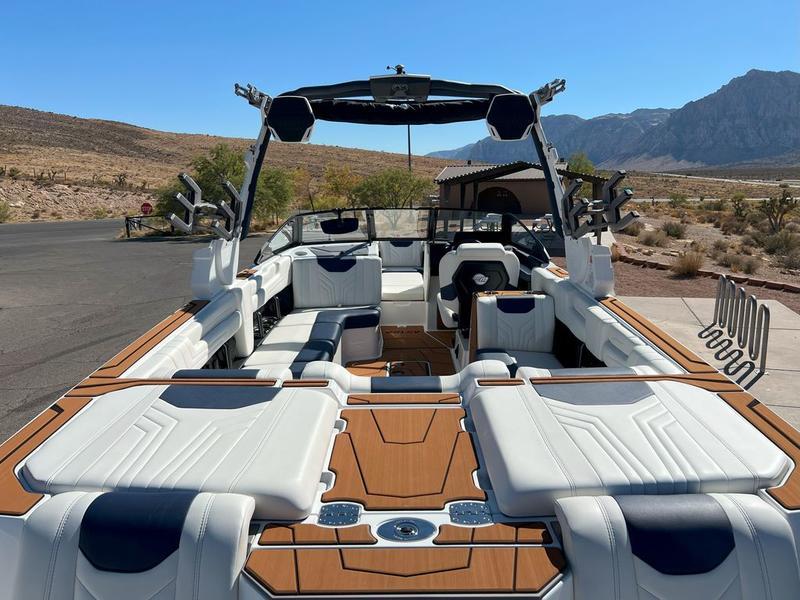 2025 Malibu 25 LSV