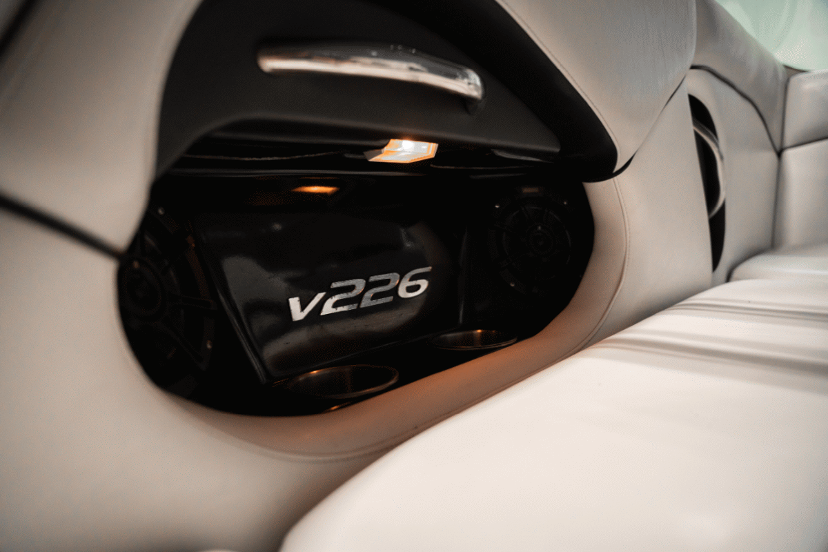 2013 Supreme V226 &#8211; Black / White