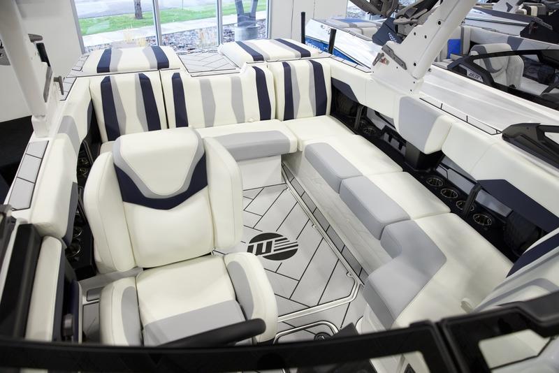 2025 Malibu 22 LSV