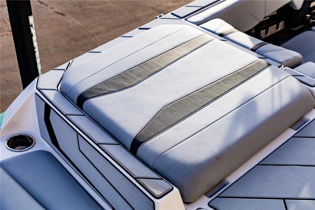 2024 Malibu 22 LSV
