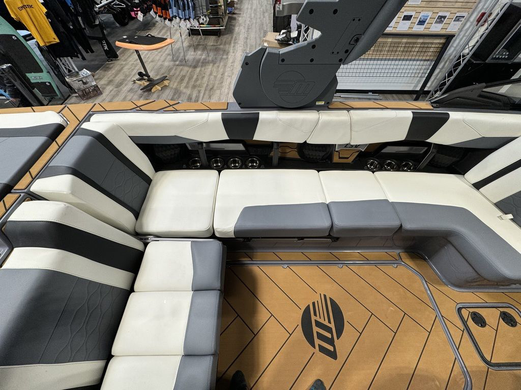 2024 Malibu 23 LSV