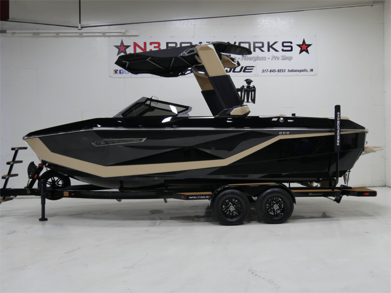 2025 Nautique G23 – Jet Black/Sahara Sand