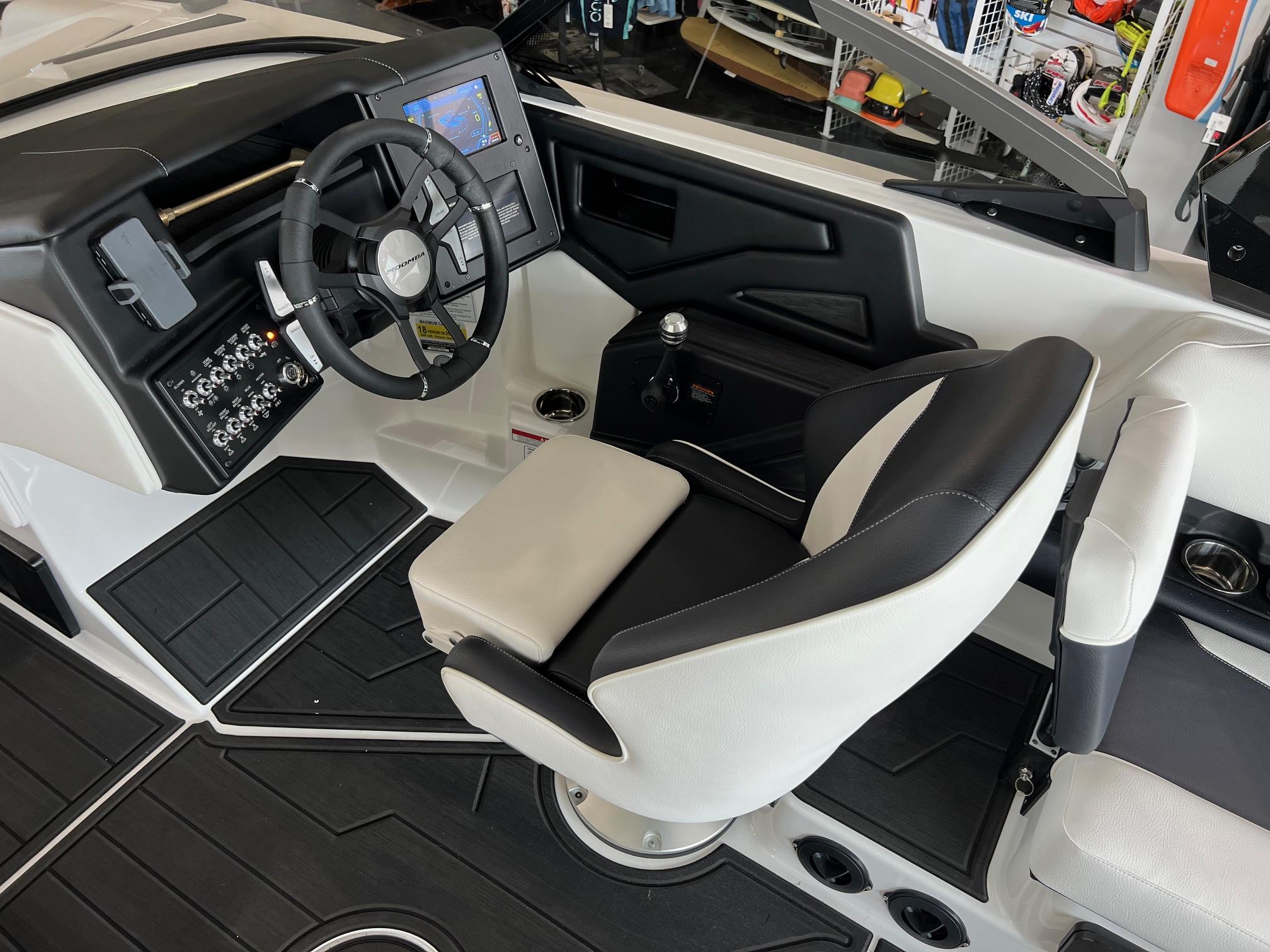 2025 MOOMBA MAKAI NEW PURE WHITE COLOR WITH NEW DROP STEP