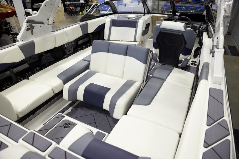 2025 Malibu 23 LSV
