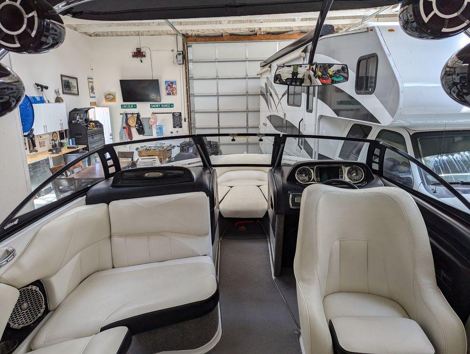 2013 Malibu 247 LSV – LOW HOURS – UNICORN
