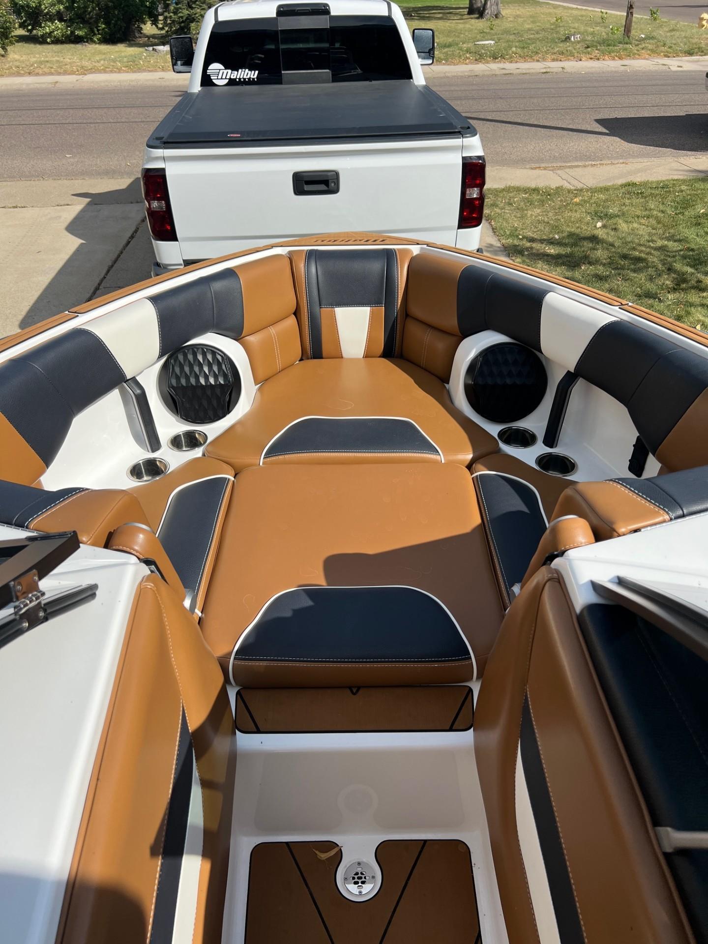 2022 Malibu 23 LSV