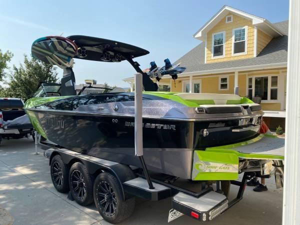 2017 Malibu 25 LSV – MINT – 100hrs – SUPERCHARGED