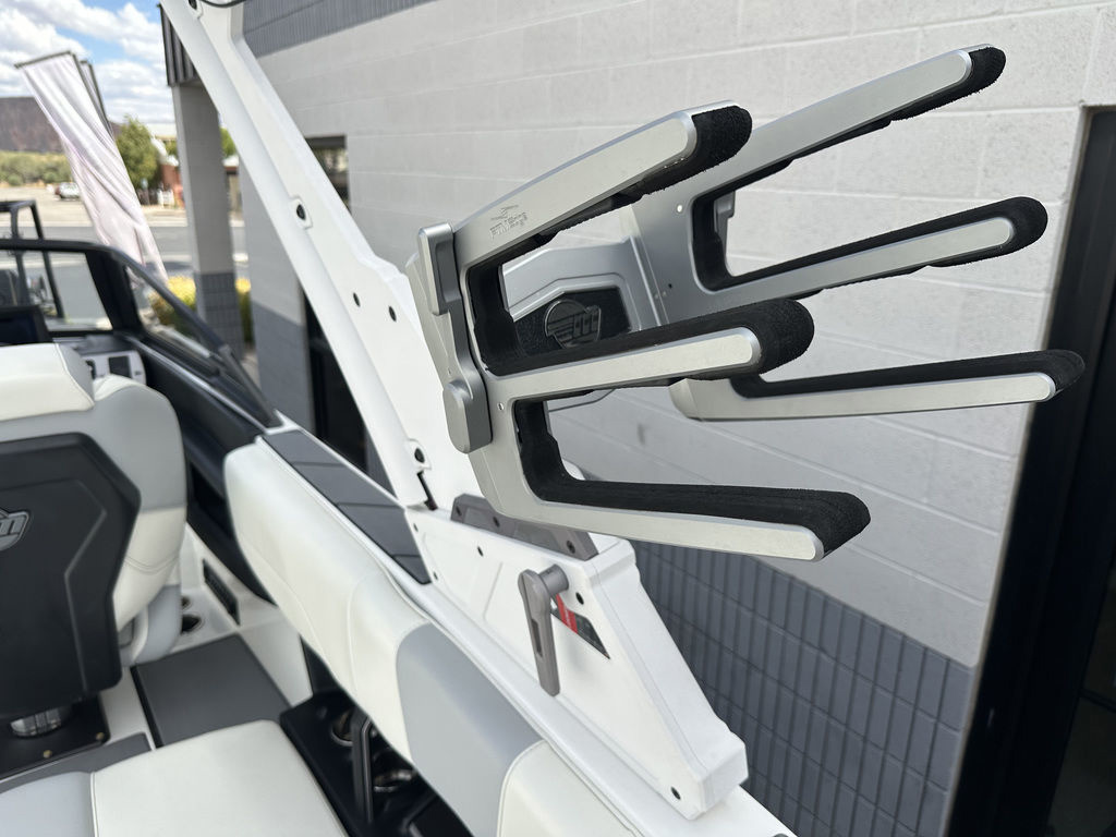2023 Malibu 22 LSV
