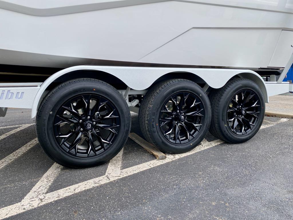 2025 Malibu M230