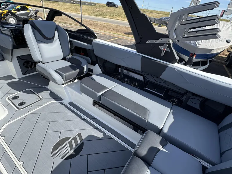 2025 Malibu 23 LSV