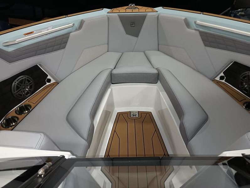 New 2024 Nautique S23