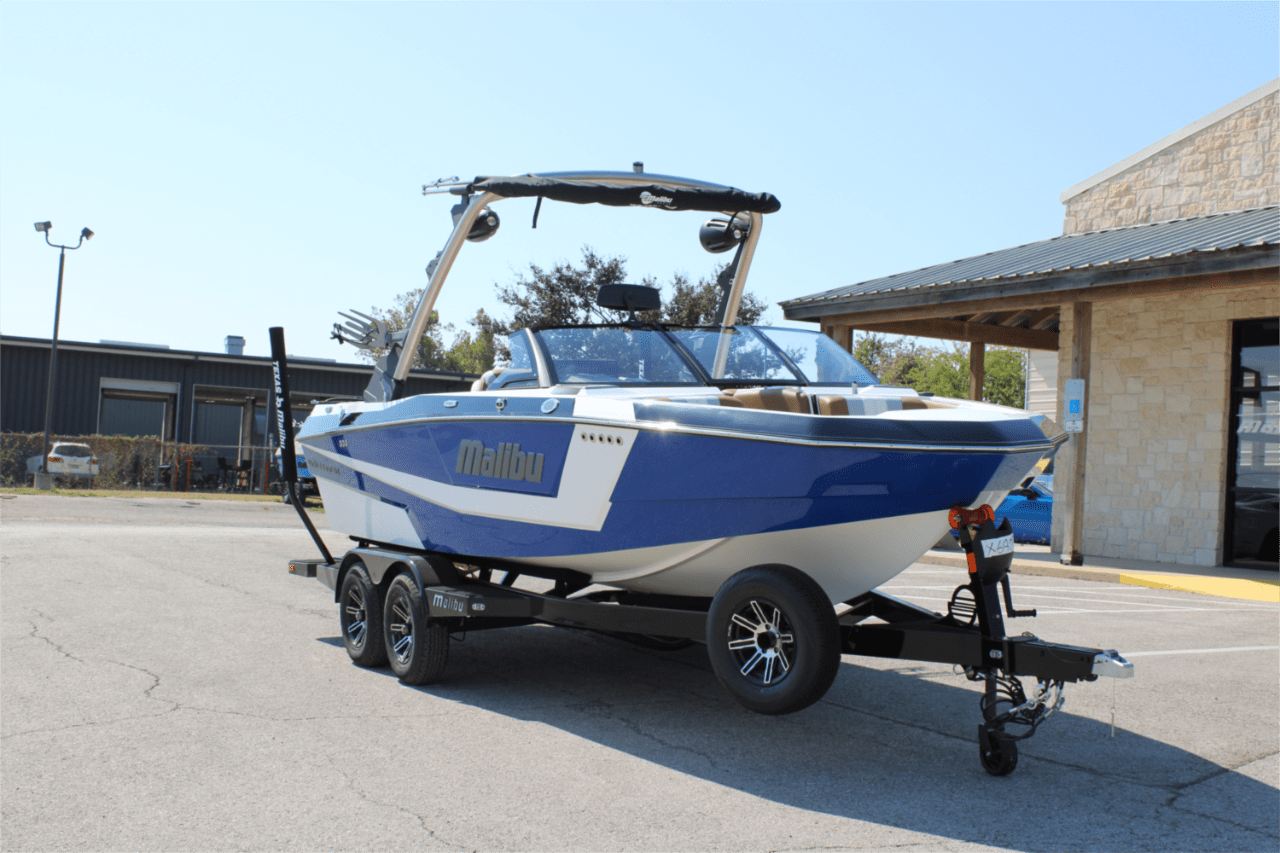 2025 Malibu 21 LX