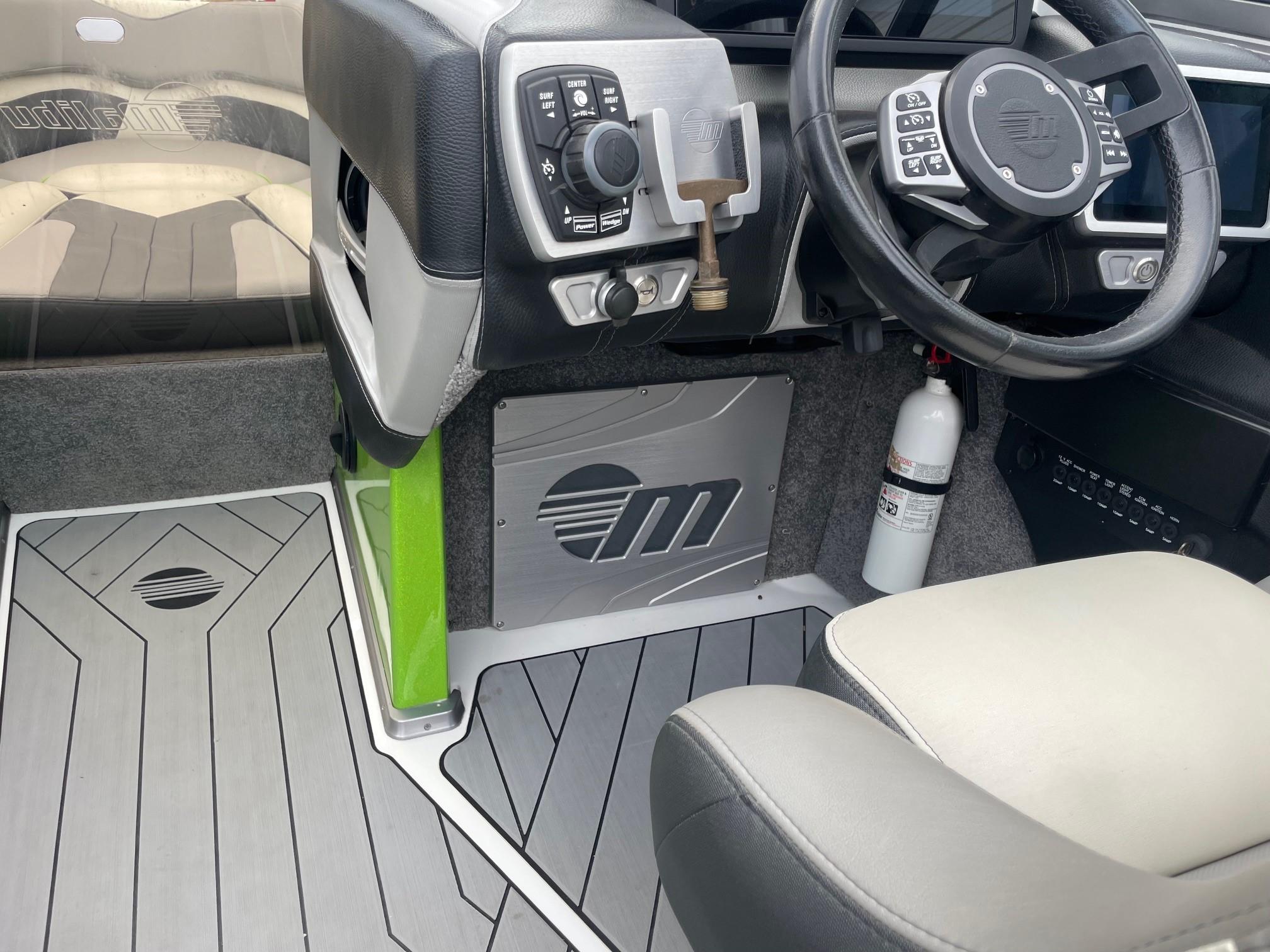 2018 Malibu 25LSV Brochure Boat