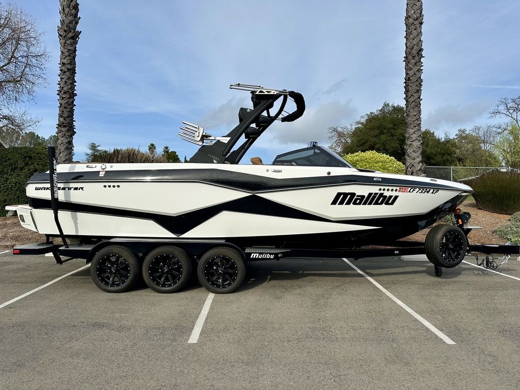 2022 Malibu Boats 25 LSV