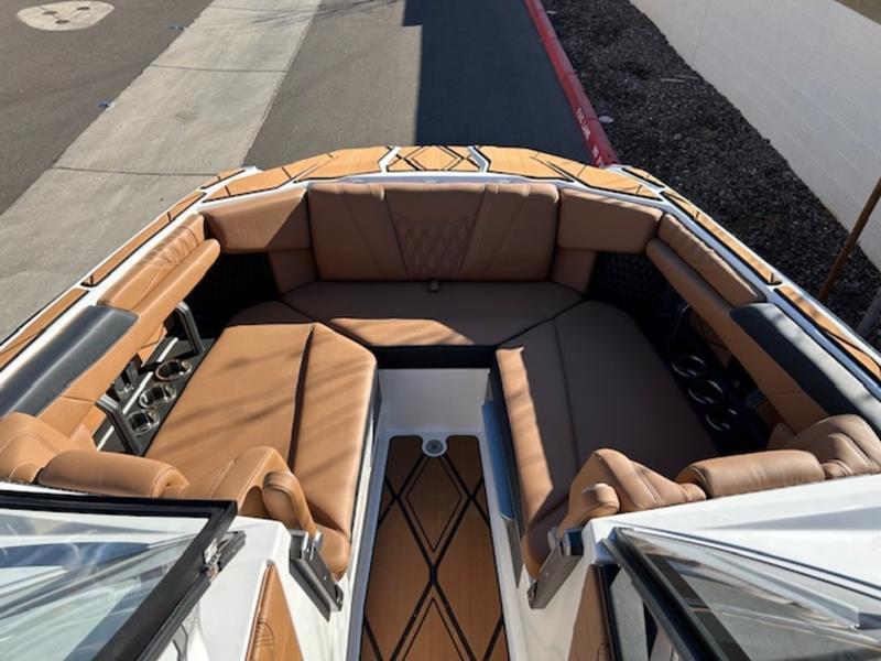 2025 Malibu M242