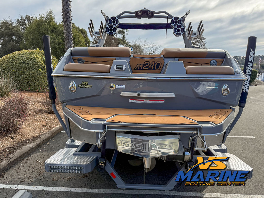 2021 Malibu Boats M240